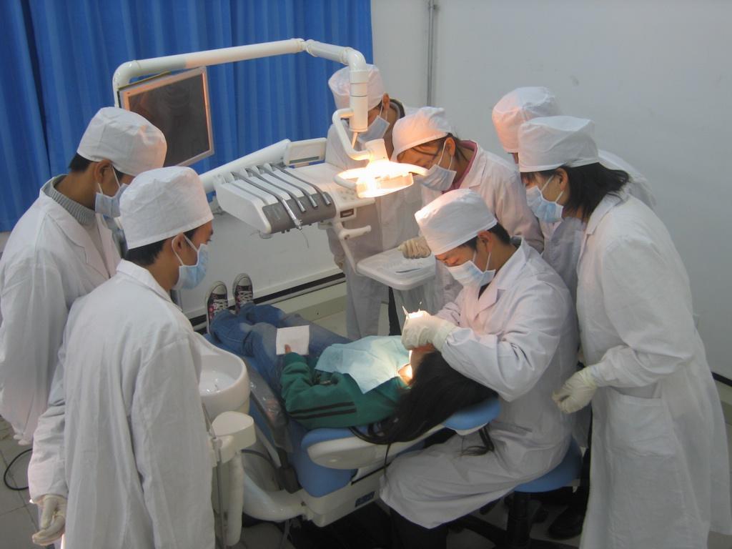 成都口腔医学专业学校