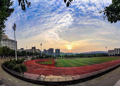 万源市黄钟职业中学学校操场