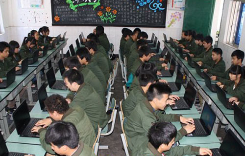 电子专业学生上课