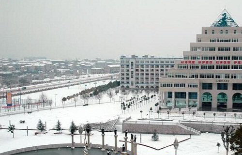 校园雪景