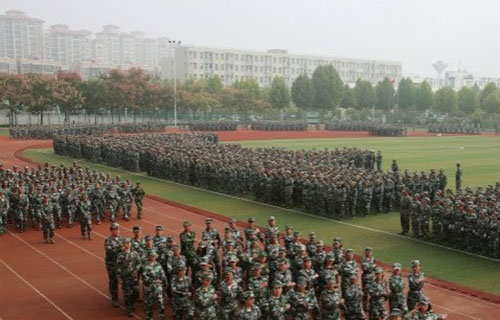 学生军训‘’