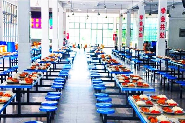 成都五月花高级技工学校食堂环境