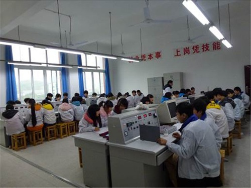 重庆市经贸中等专业学校图片、照片