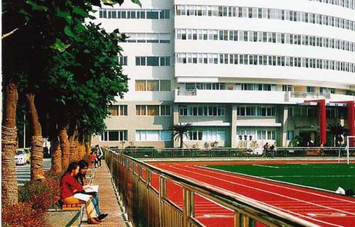 四川音乐学院附属中等艺术学校运动场一角