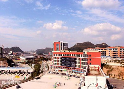 峨眉山职业技术学校学校大门