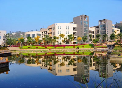 重庆工业职业技术学校学校湖水风景