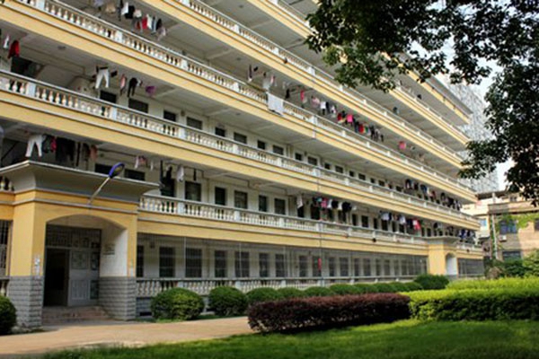 阿坝卫生学校2025年学费多少