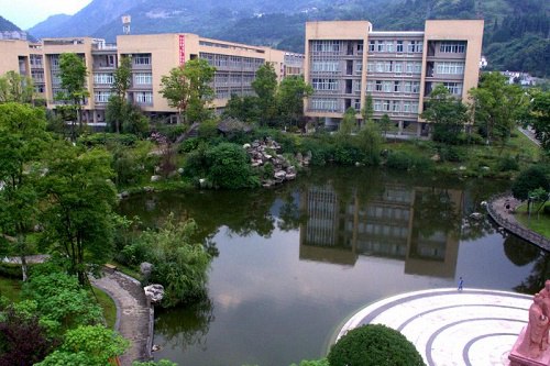 2023年阿坝师范学院五年制大专学校学费是多少